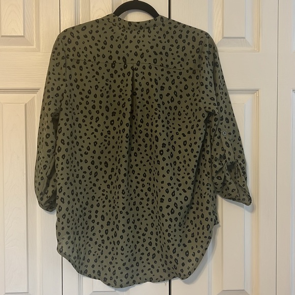 Lush Warren Split Neck Blouse green leopard print size medium - Picture 5 of 6